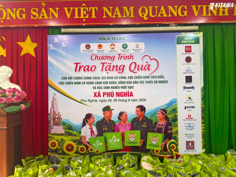 đèn năng lượng mặt trời thắp sáng đường quê
