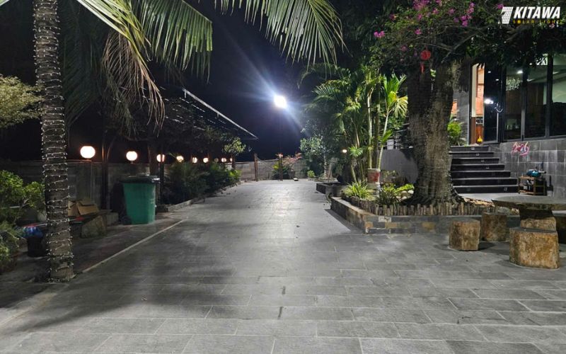 đèn pha năng lượng mặt trời cho sân vườn