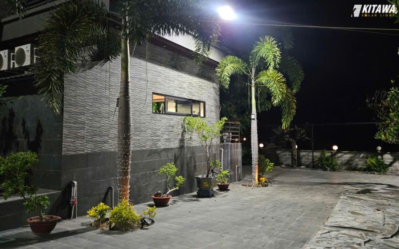 đèn pha năng lượng mặt trời cho sân vườn