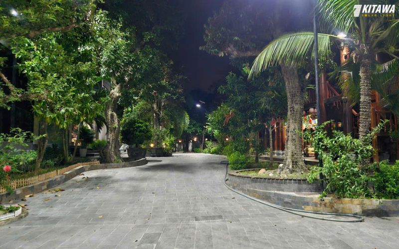 đèn pha năng lượng mặt trời cho sân vườn