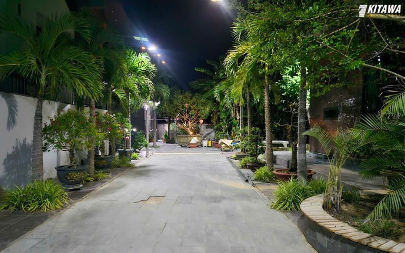 đèn pha năng lượng mặt trời cho sân vườn