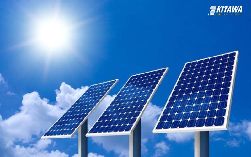 Tấm pin năng lượng mặt trời giúp hấp thu ánh sáng và chuyển đổi thành điện năng
