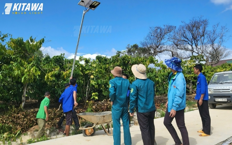 Kỹ thuật viên KITAWA thực hiện dựng trụ đèn chiếu sáng dọc theo các tuyến đường liên thôn