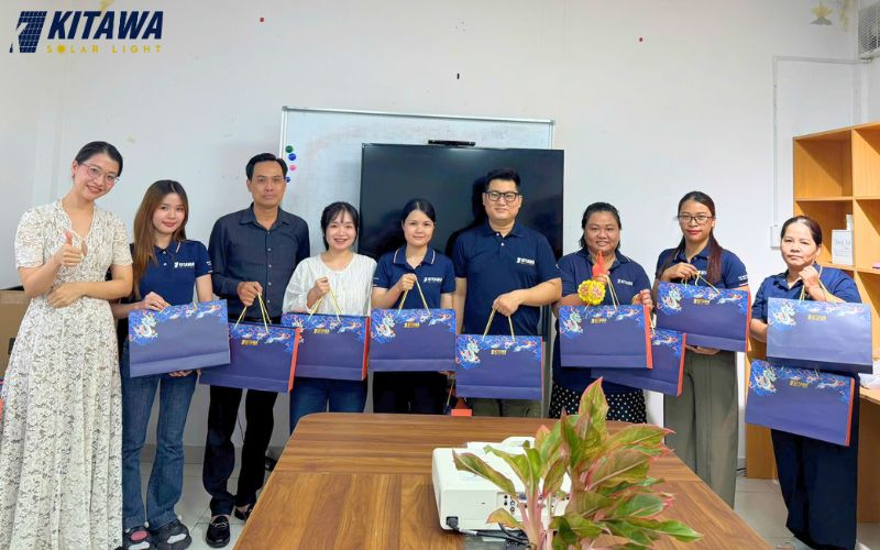 Mọi người cùng nhau chụp ảnh lưu niệm dịp Trung thu 2026