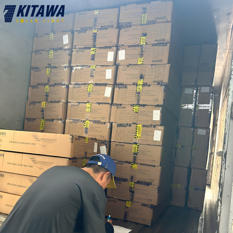 KITAWA tiến hành kiểm tra đèn năng lượng mặt trời trước khi bàn giao đại lý