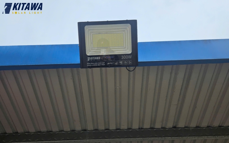 KITAWA thi công đèn năng lượng mặt trời nhà xưởng 300w chuyên nghiệp