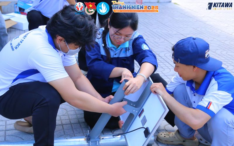 lắp đặt đèn năng lượng mặt trời cho công trình thanh niên “Nắng Xanh”