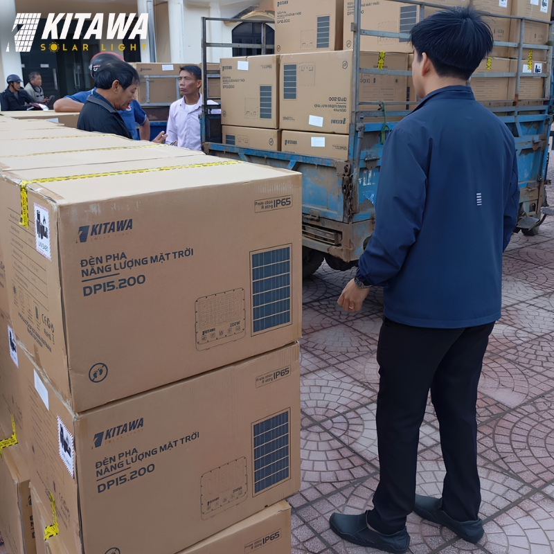Nhân viên chuẩn bị bàn giao đèn pha chống chói mặt trời cho trang trại ở Bạc Liêu