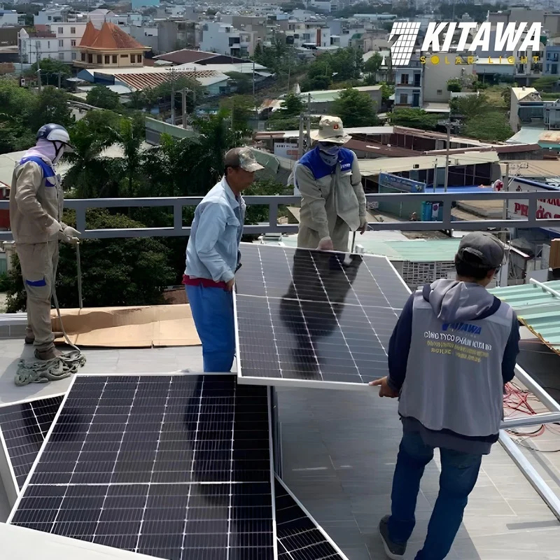 Đội ngũ KITAWA triển khai hệ thống đèn năng lượng mặt trời tại công trình doanh nghiệp. 