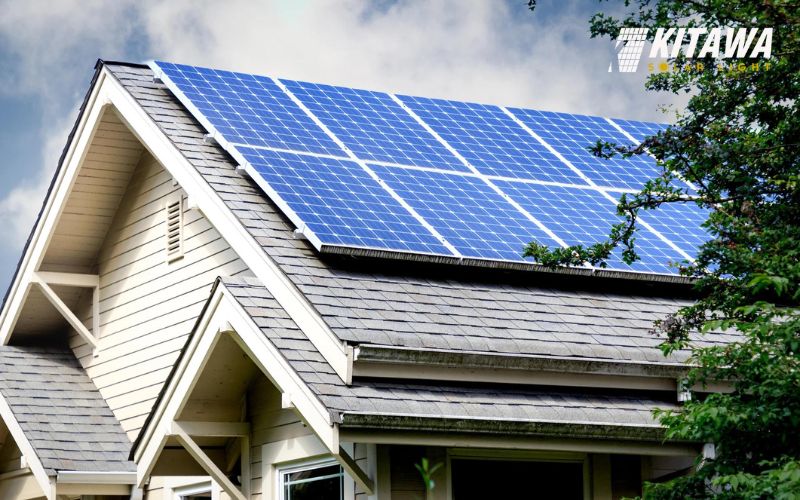 Hình ảnh thực tế khách hàng của Kitawa lắp đặt pin mặt trời gia đình trên mái nhà.