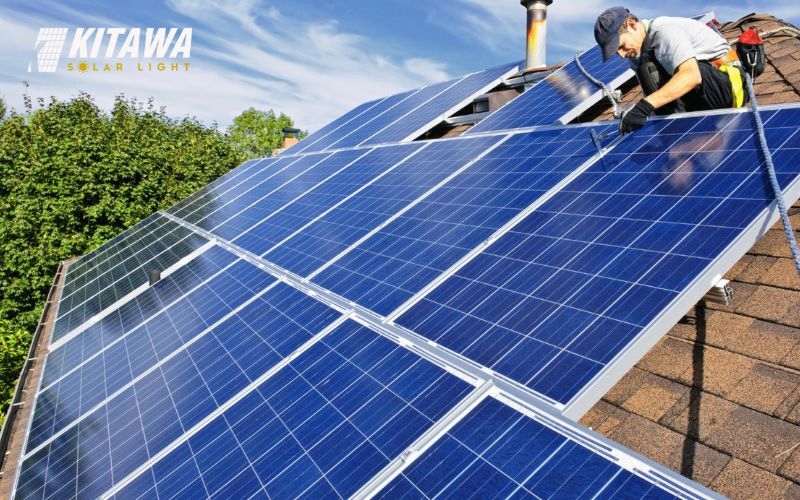 Hình ảnh lắp đặt pin mặt trời gia đình trên mái bê tông của Kitawa.
