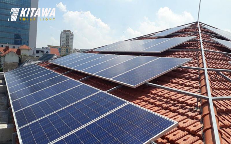 Hình ảnh lắp đặt pin mặt trời gia đình trên mái ngói của Kitawa.