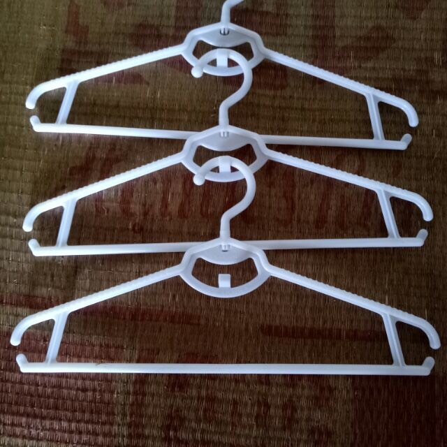 Móc áo nhựa cổ xoay màu trắng