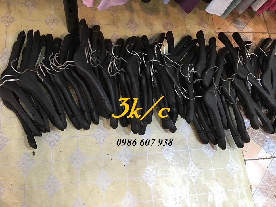 Móc áo nhựa nữ vai to màu đen