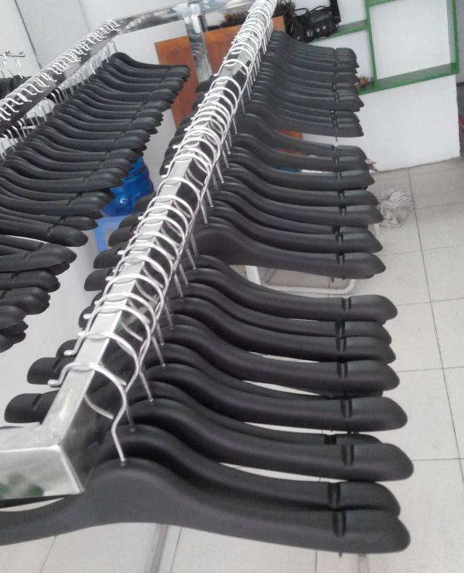 Móc áo nhựa nữ vai to màu đen