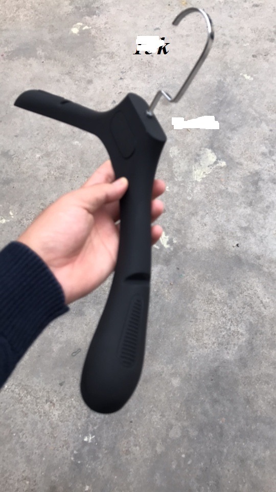 Móc áo nhựa nhập khẩu màu đen phun than