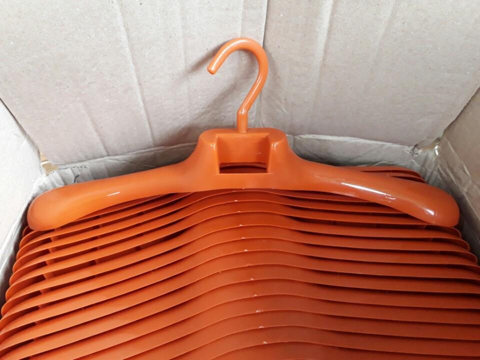 móc nhựa vai to nam cam