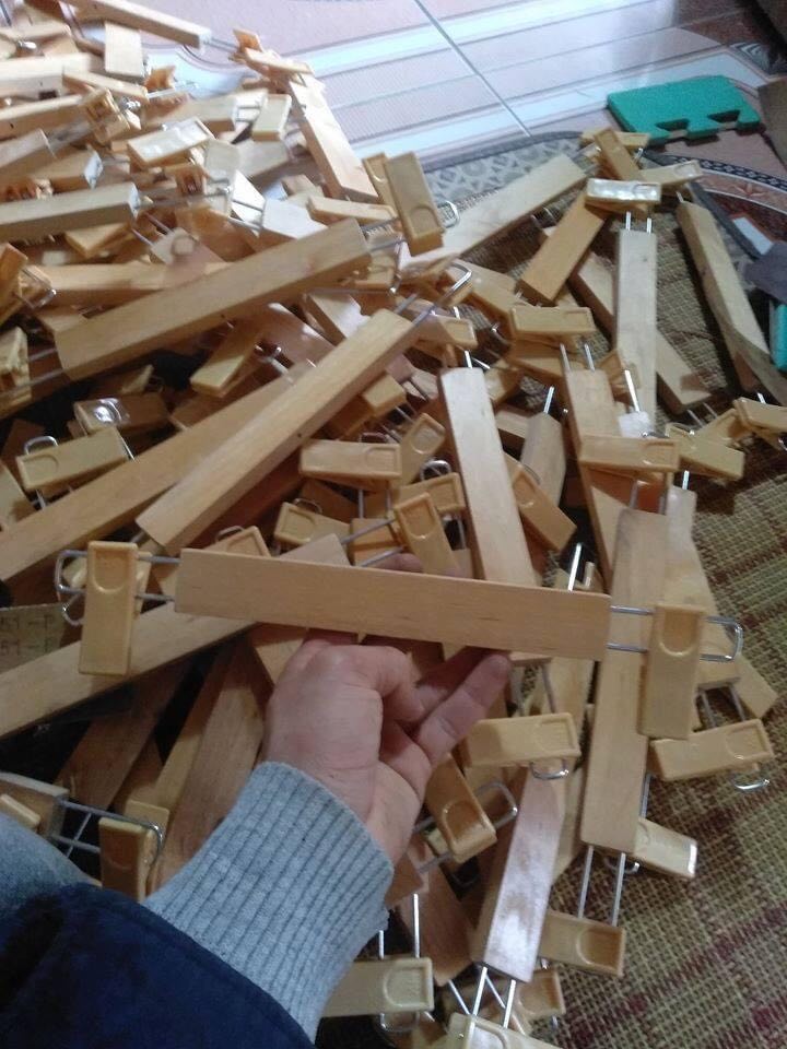 kẹp quần gỗ vàng,đầu kẹp nhựa,đầu móc tròn ngắn inoc