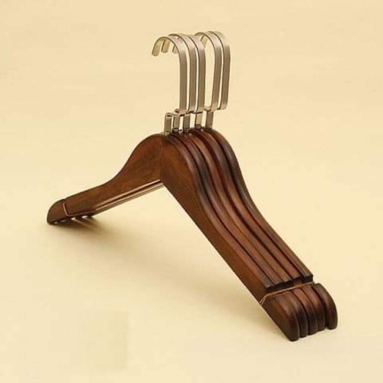 Móc áo nữ nâu gỗ tròn ,đầu móc vuông ngắn inoc