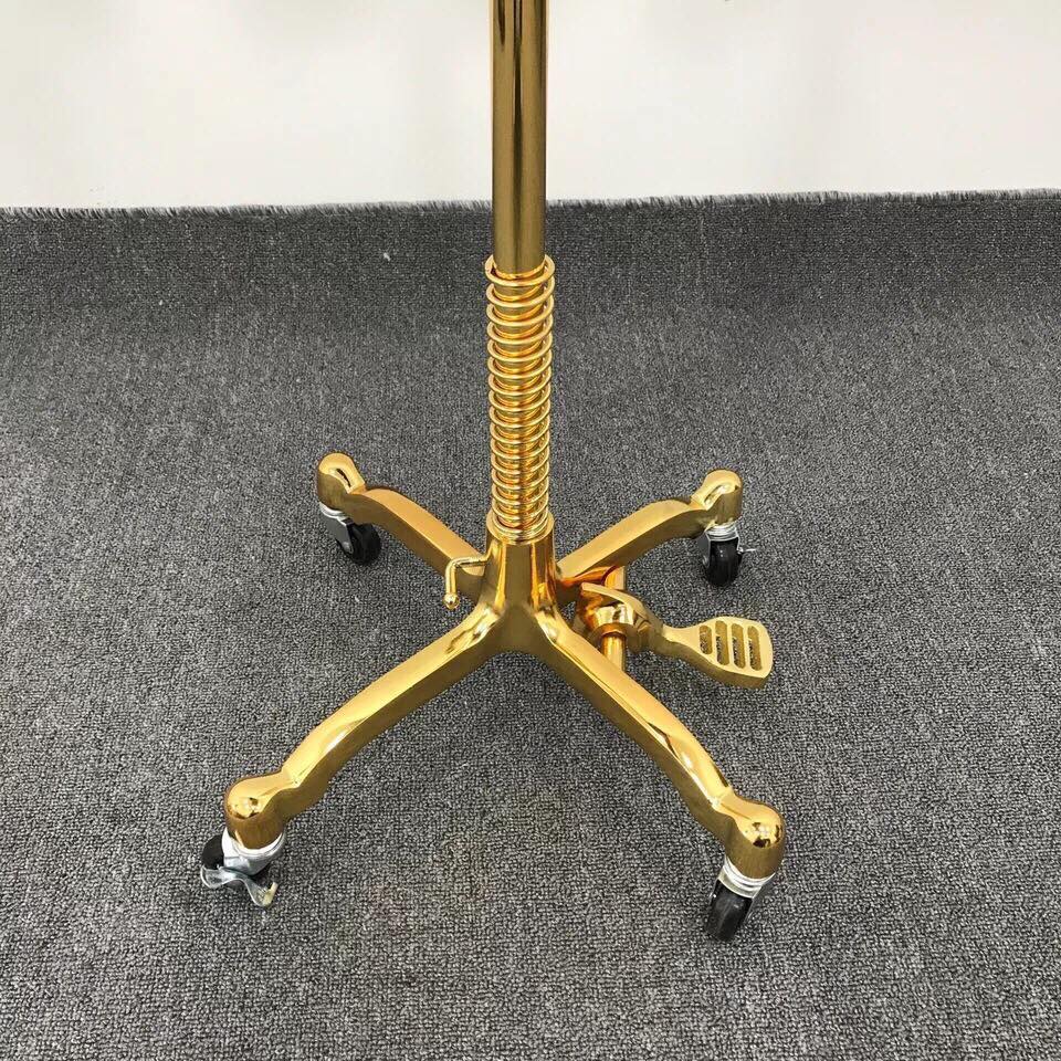 Manocanh nữ không tay, chóp mạ vàng, chân bánh xe mạ vàng