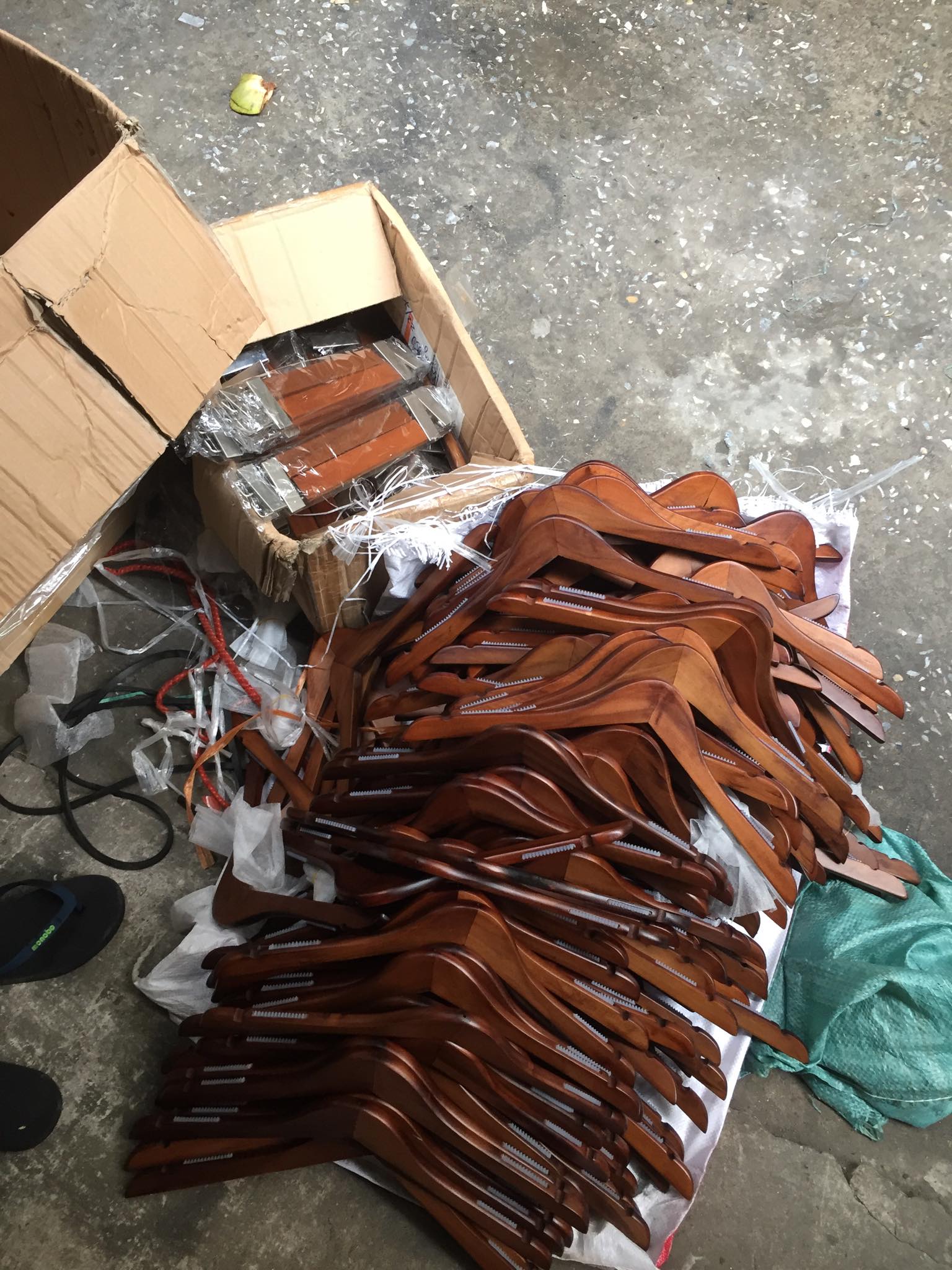 Móc áo nữ gỗ đầu móc vuông ngắn inoc