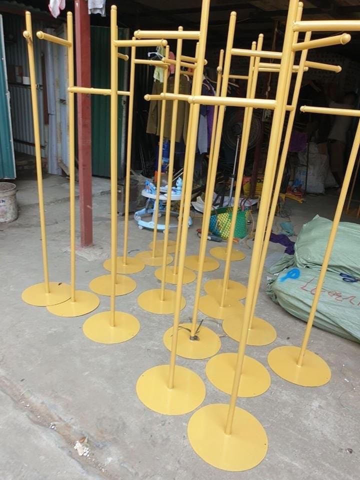 kệ treo quần áo,kệ livetream chân tròn vàng