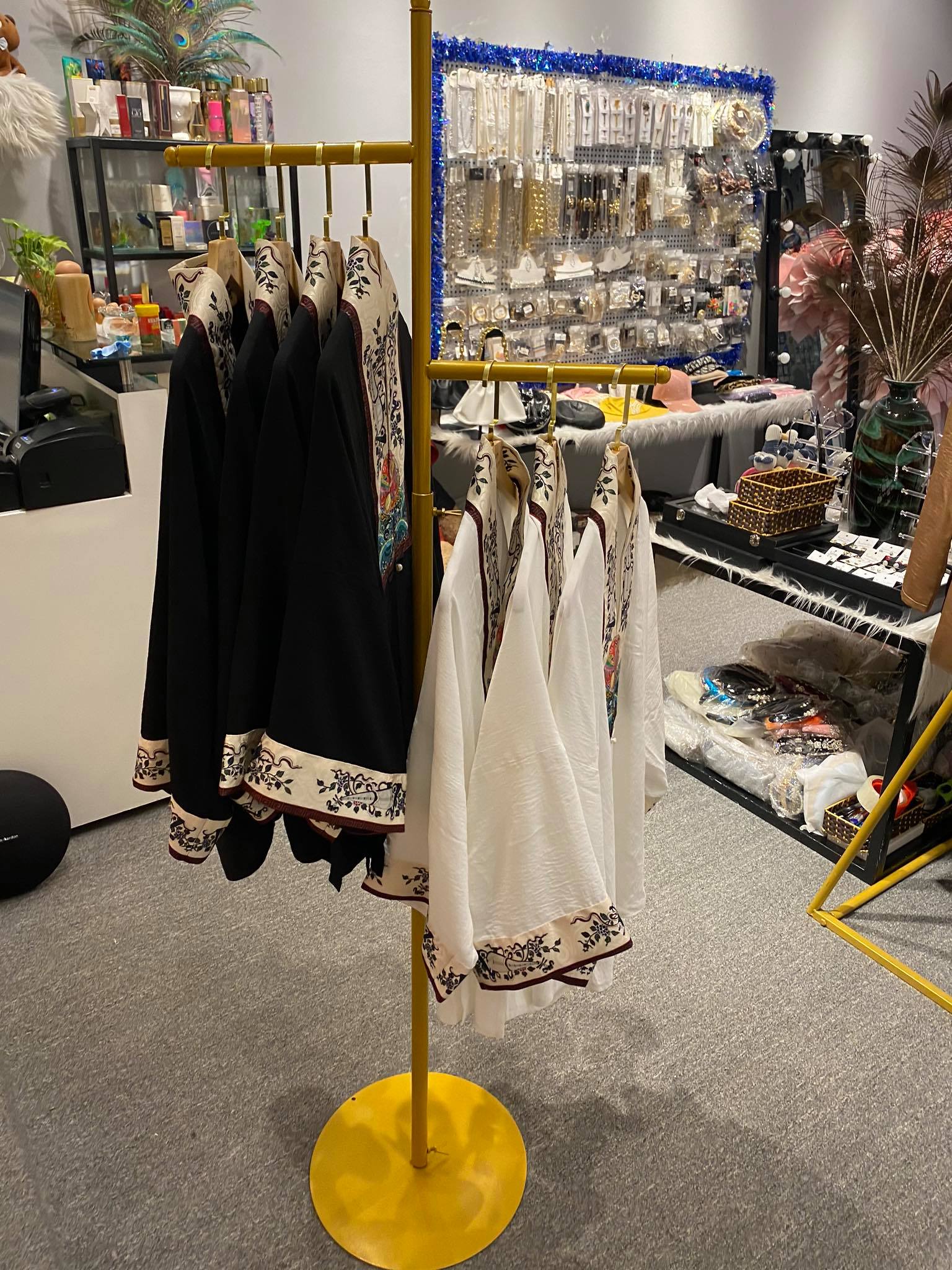 kệ treo quần áo,kệ livetream chân tròn vàng