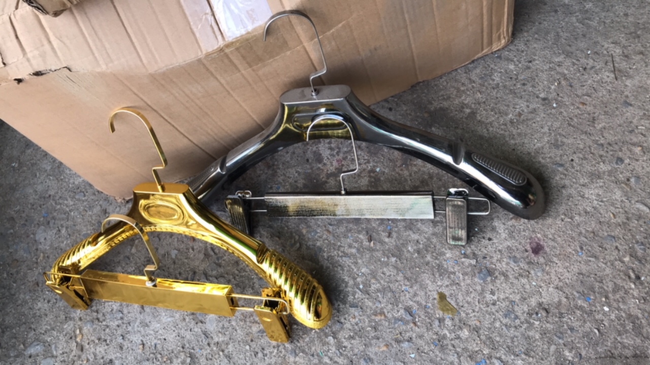 Móc áo nhựa nhập khẩu mạ màu xám