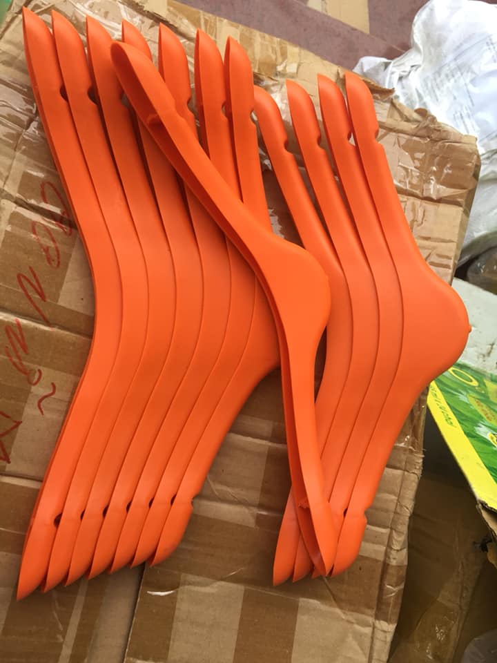 Móc áo nhựa vai to màu cam