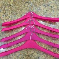 Móc áo nhựa vai to màu hồng