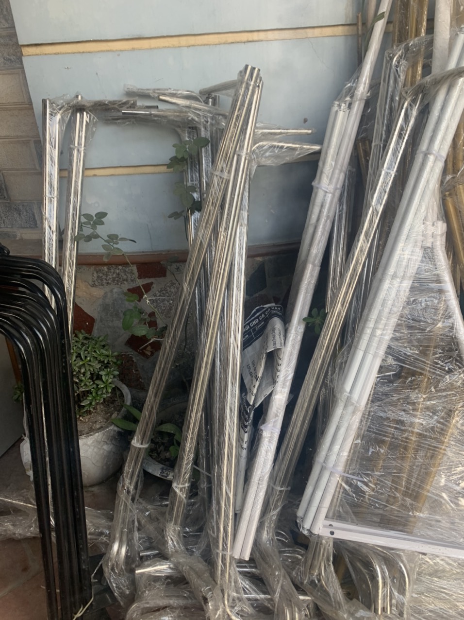 kệ chân chữ u treo quần áo