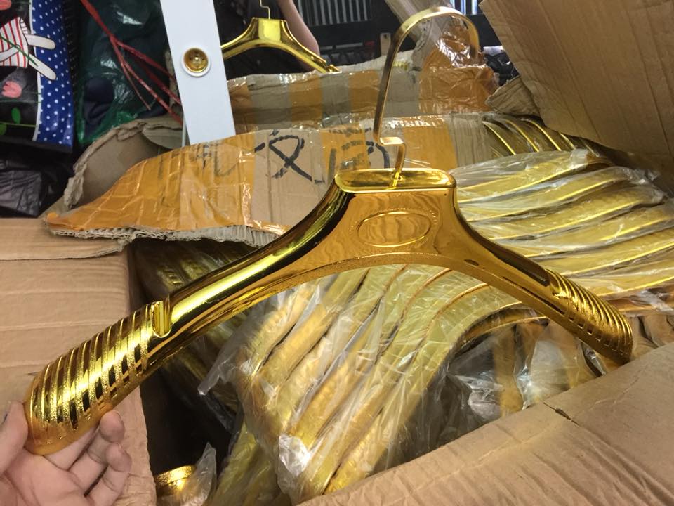 Móc áo nhựa nhập khẩu mạ vàng (đầu móc vuông ngắn vàng)