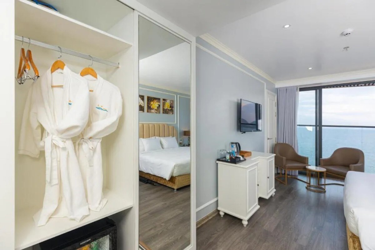 phong-family-connecting-ocean-view-la-vague-hotel