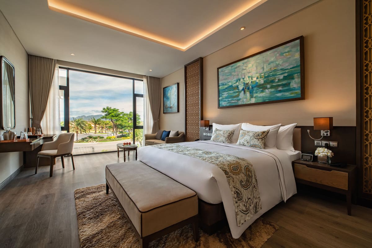 phong-deluxe-wyndham-grand-kn-paradise-cam-ranh