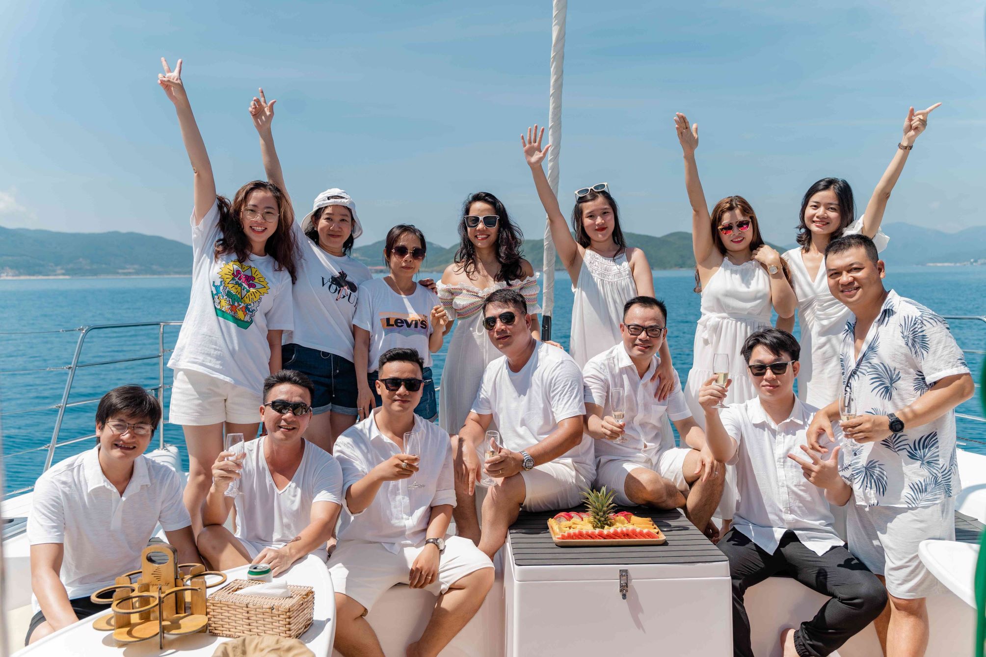 Tham Quan Ninh Vân Bay Bằng Thuyền Buồm (Sailing Yacht)