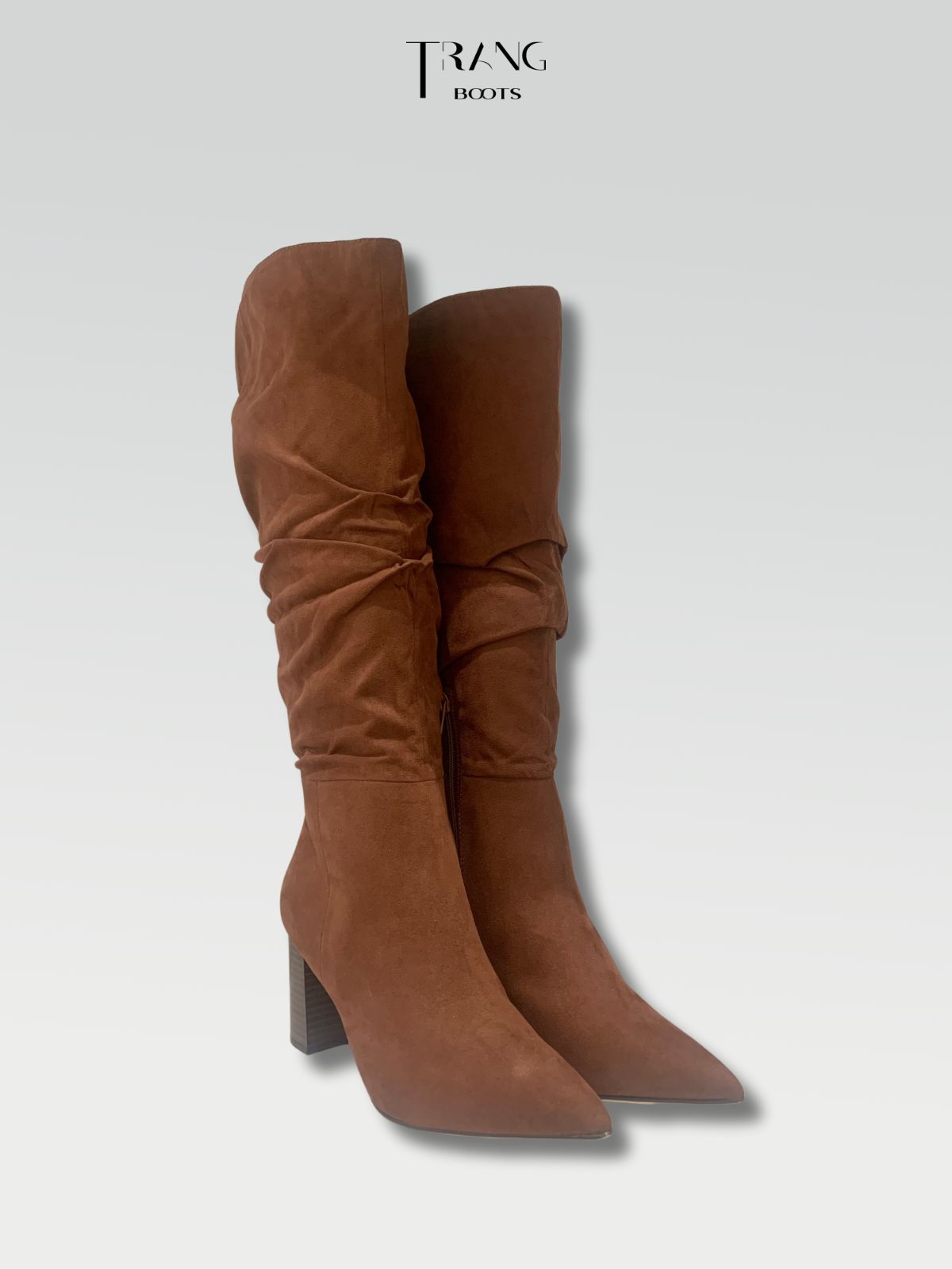 KNEE BOOTS SUEDE BROWN - KNEE BOOTS MŨI NHỌN DA LỘN ĐẾ TRỤ PHOM NHÚN NÂU