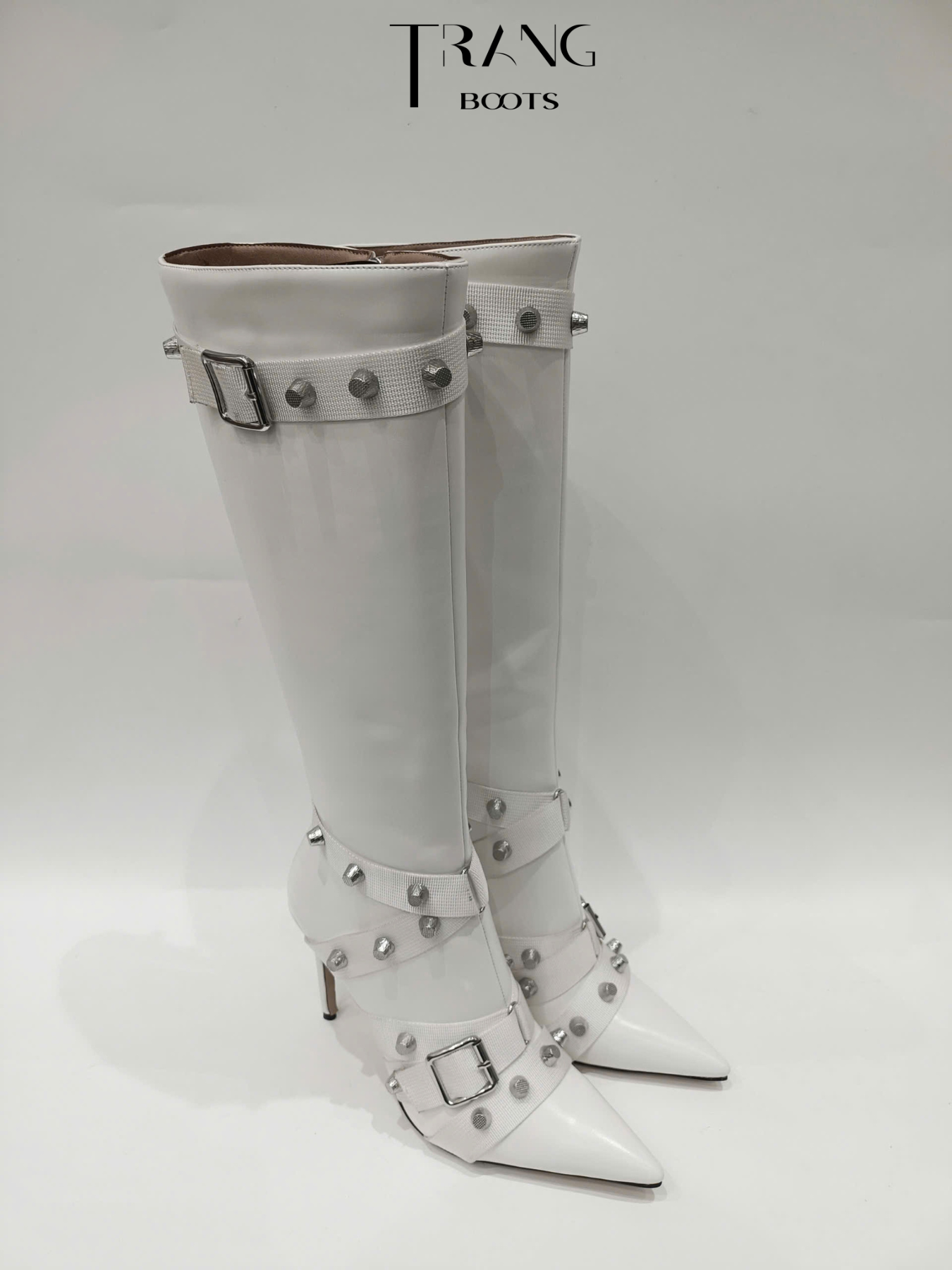 KNEE BOOTS MŨI NHỌN ĐÍNH HOẠ TIẾT CÁ TÍNH MÀU TRẮNG