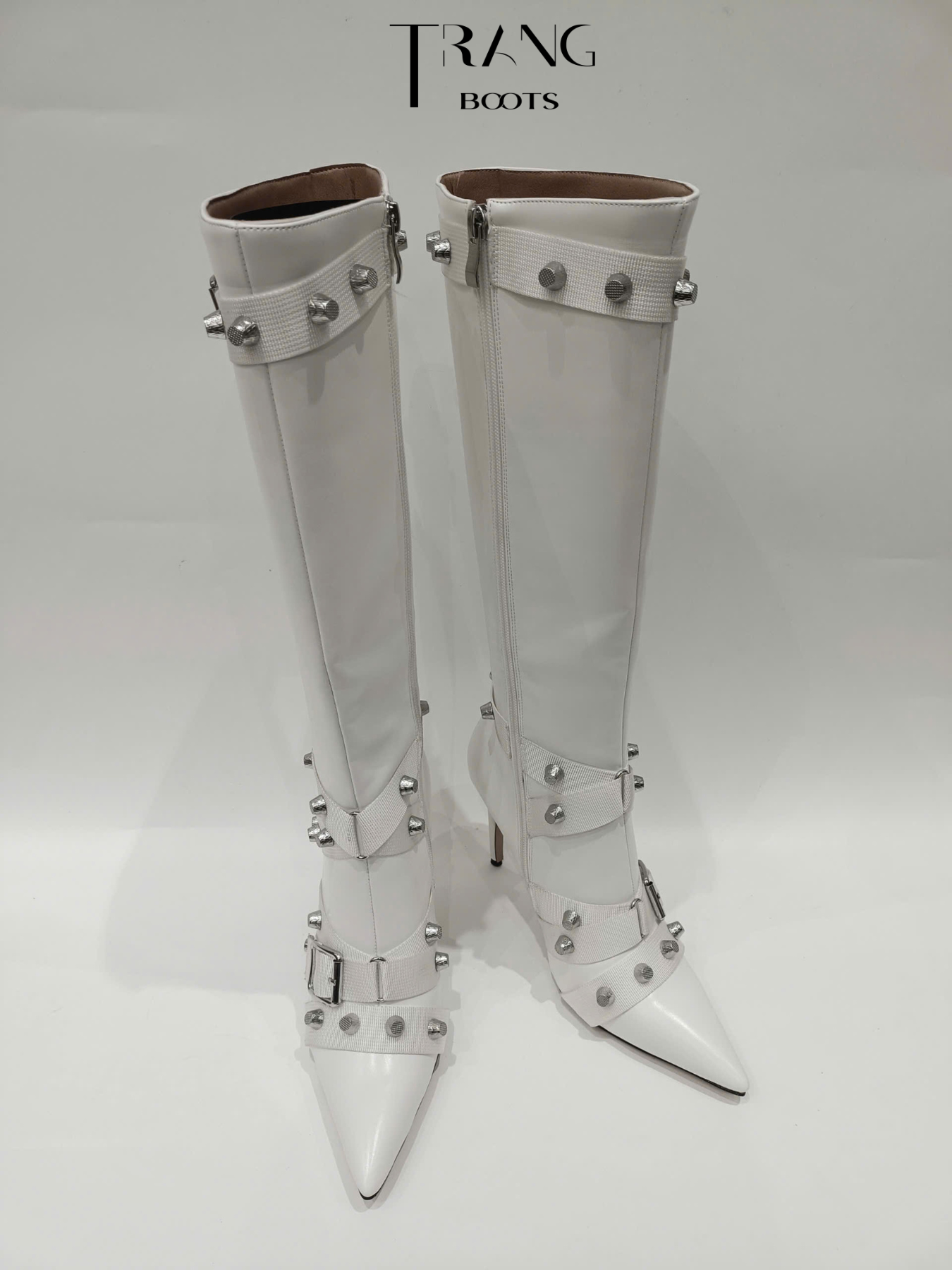KNEE BOOTS MŨI NHỌN ĐÍNH HOẠ TIẾT CÁ TÍNH MÀU TRẮNG