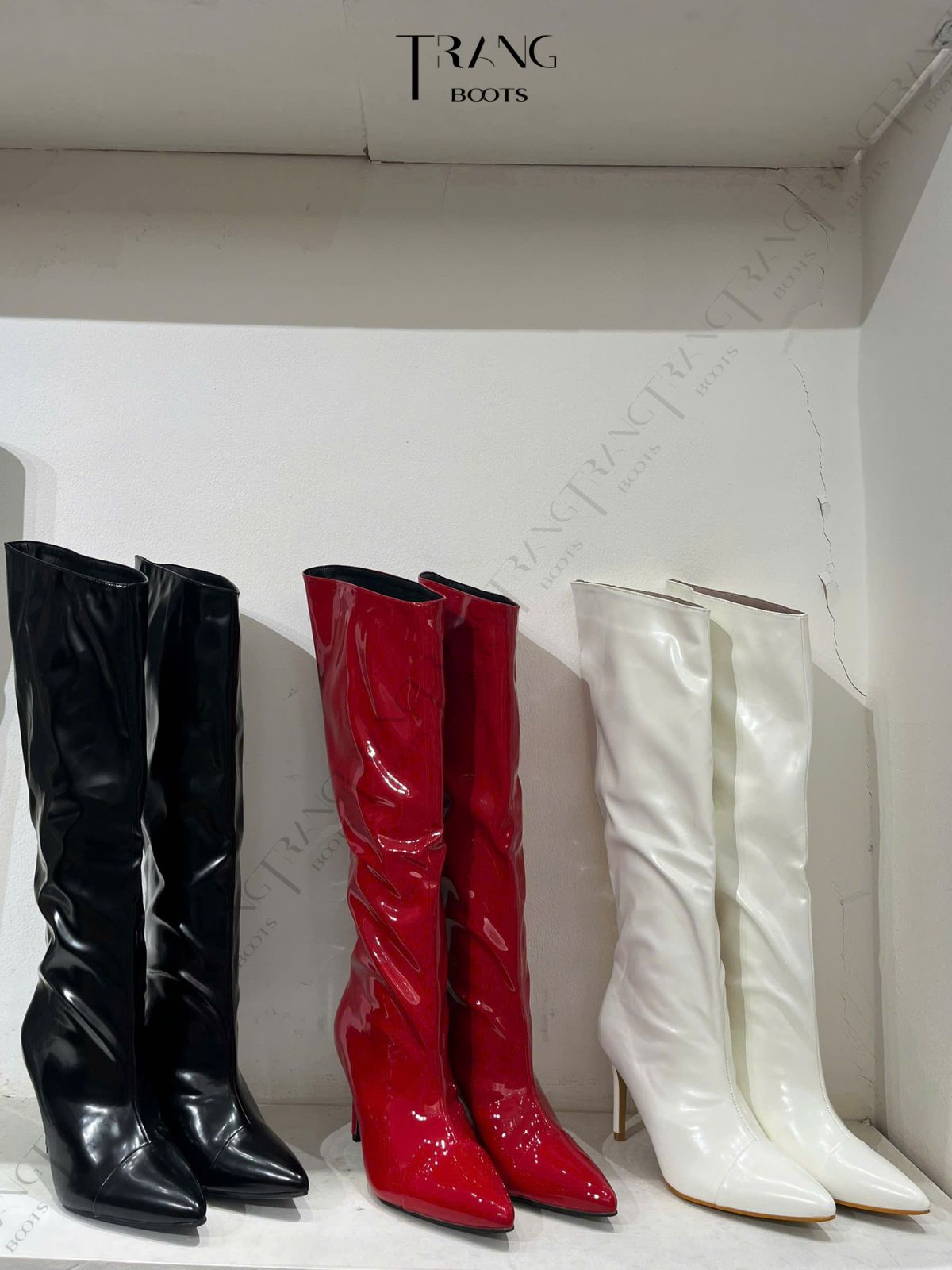 KNEE BOOTS DA BÓNG ỐNG ĐỨNG GÓT NHỌN MÀU TRẮNG