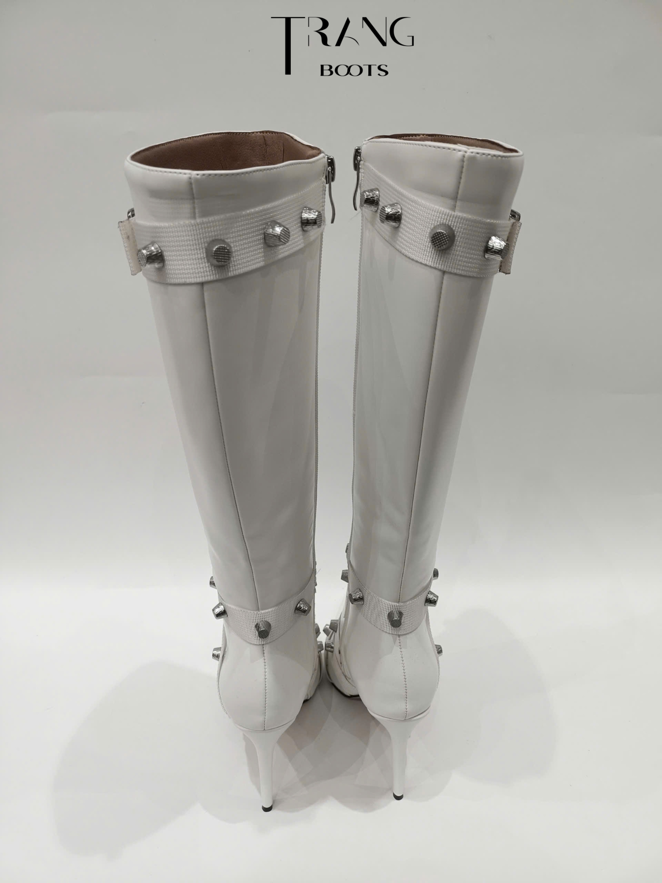 KNEE BOOTS MŨI NHỌN ĐÍNH HOẠ TIẾT CÁ TÍNH MÀU TRẮNG