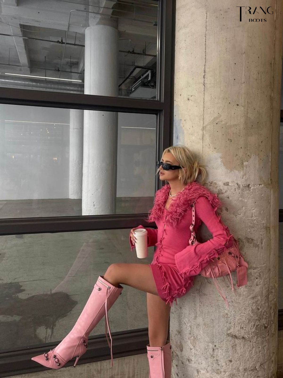 KNEE BOOTS MŨI NHỌN ĐÍNH ĐÁ CÁ TÍNH MÀU HỒNG