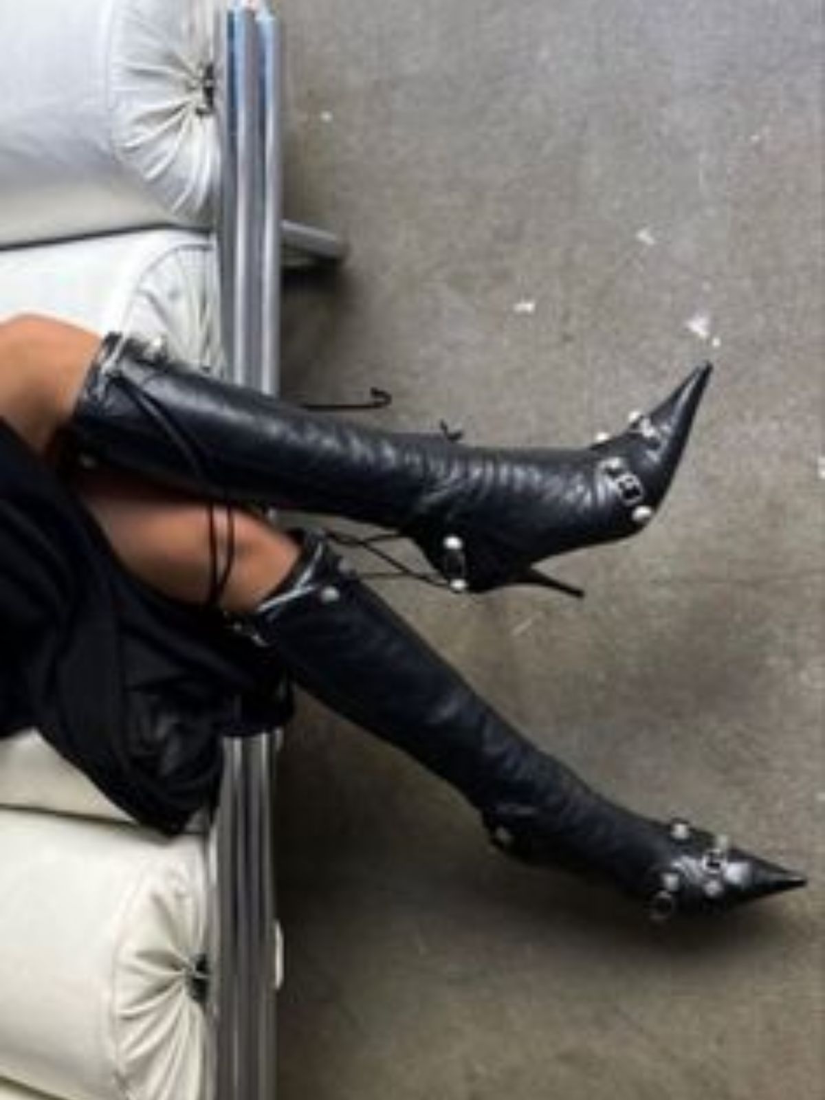 KNEE BOOTS MŨI NHỌN ĐÍNH ĐÁ CÁ TÍNH MÀU ĐEN