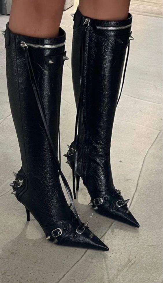 KNEE BOOTS MŨI NHỌN ĐÍNH ĐÁ CÁ TÍNH MÀU TRẮNG