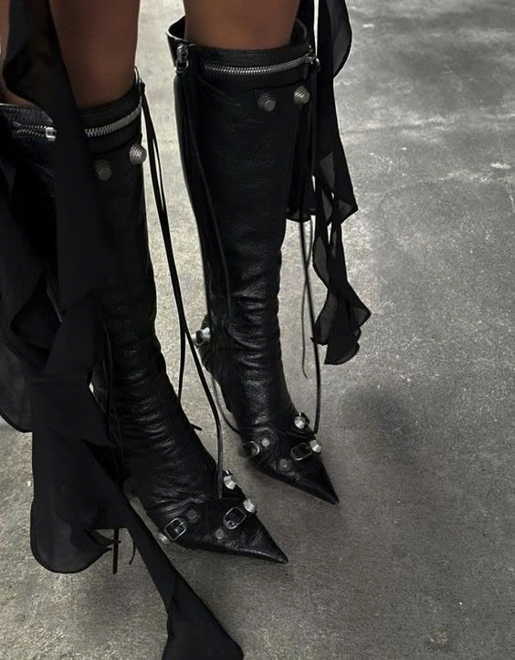 KNEE BOOTS MŨI NHỌN ĐÍNH ĐÁ CÁ TÍNH MÀU ĐEN