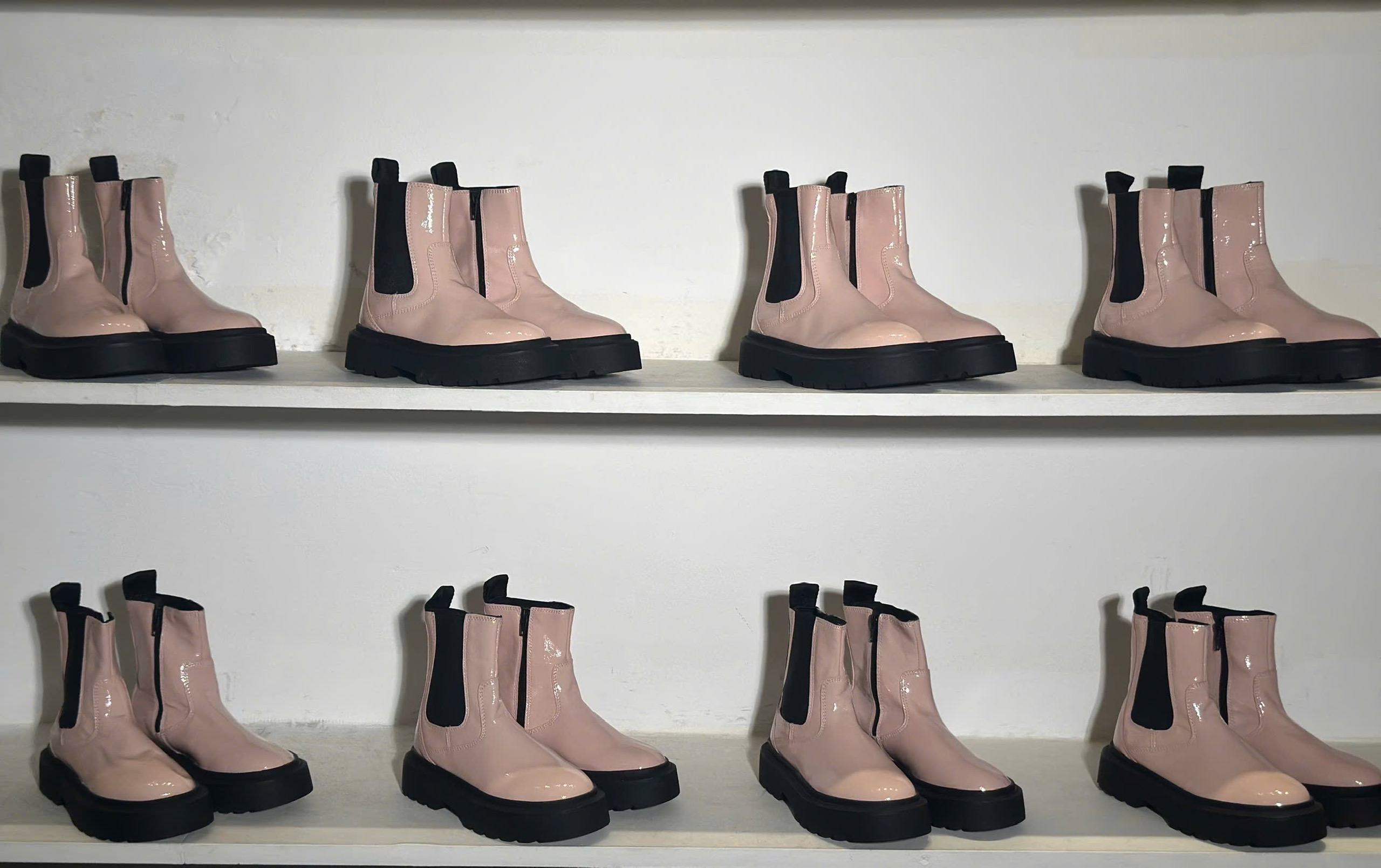 BOOTS TRẺ EM DA BÓNG MÀU HỒNG