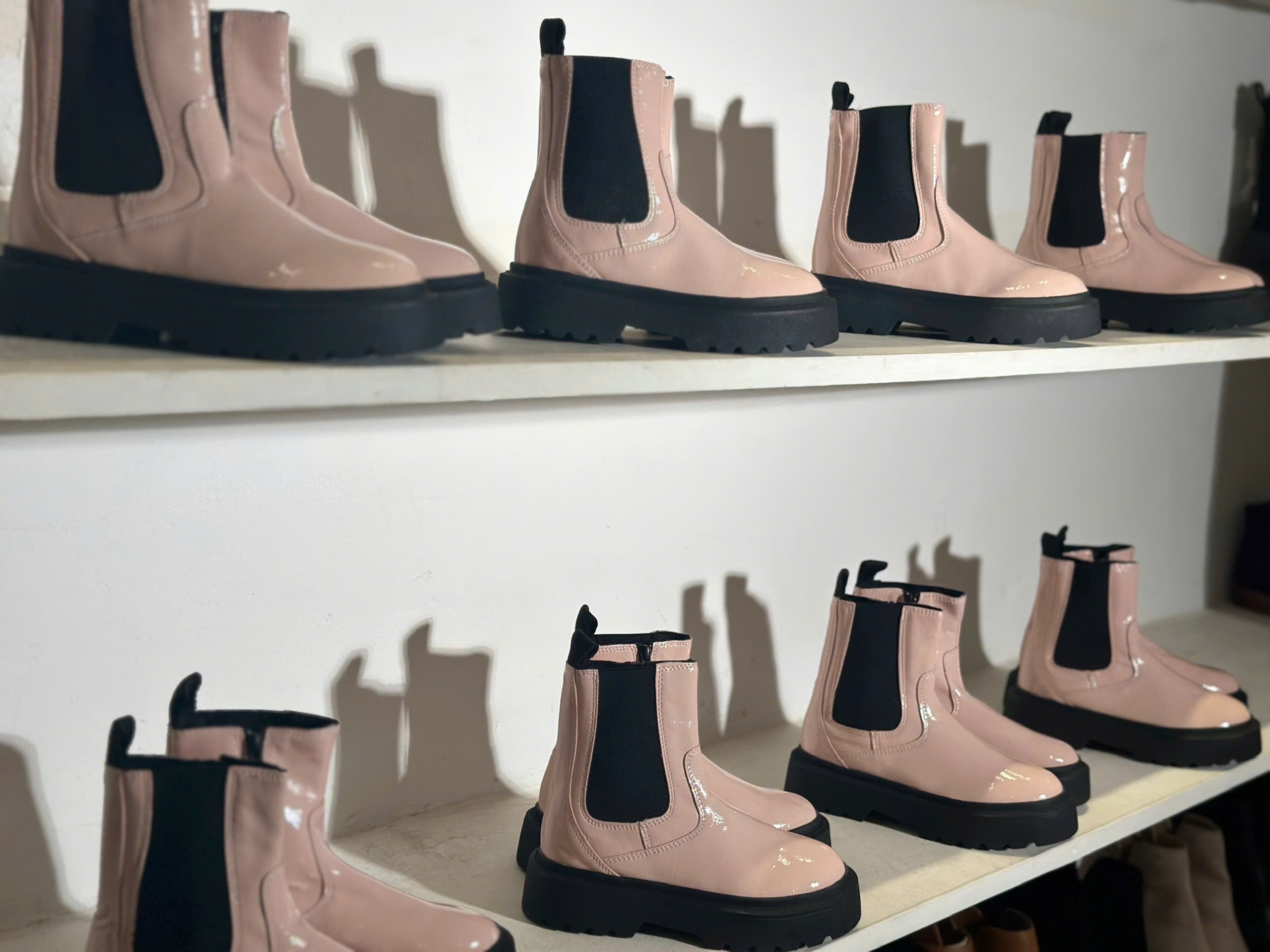 BOOTS TRẺ EM DA BÓNG MÀU HỒNG