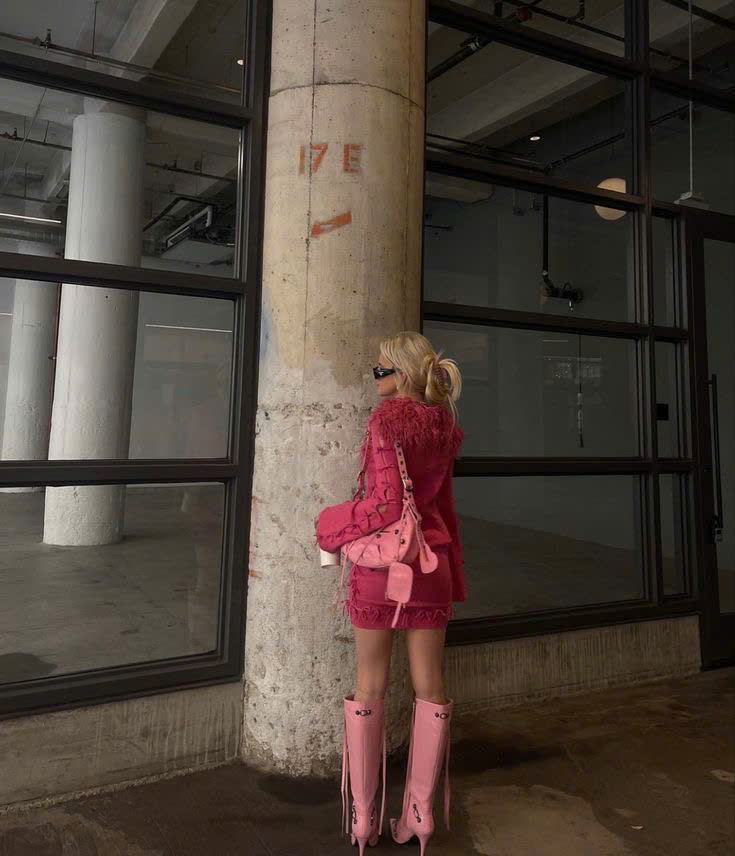 KNEE BOOTS MŨI NHỌN ĐÍNH ĐÁ CÁ TÍNH MÀU HỒNG