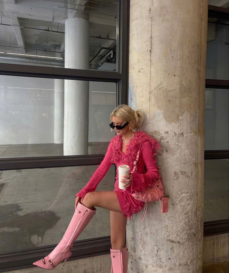 KNEE BOOTS MŨI NHỌN ĐÍNH ĐÁ CÁ TÍNH MÀU HỒNG