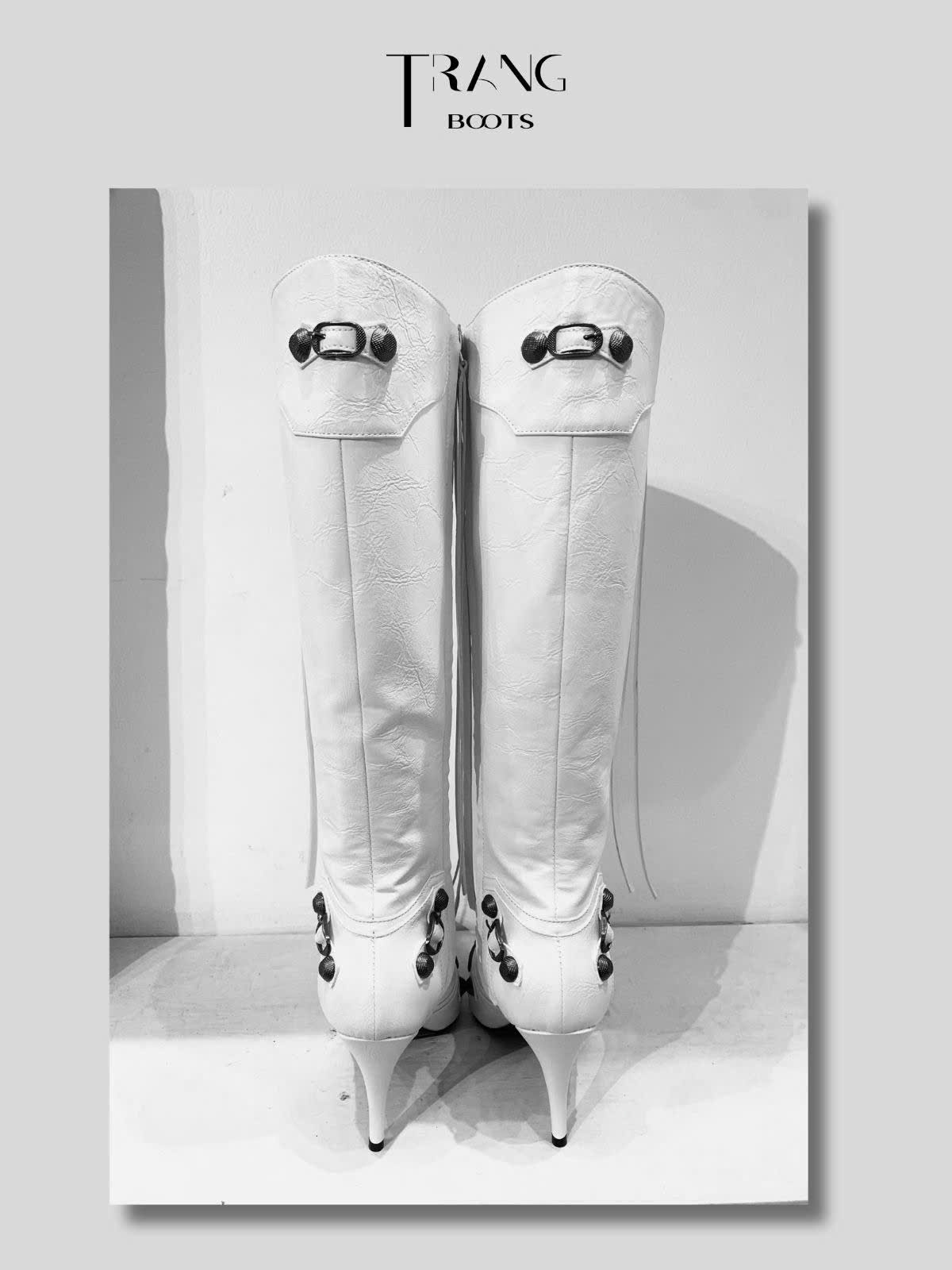 KNEE BOOTS MŨI NHỌN ĐÍNH ĐÁ CÁ TÍNH MÀU TRẮNG