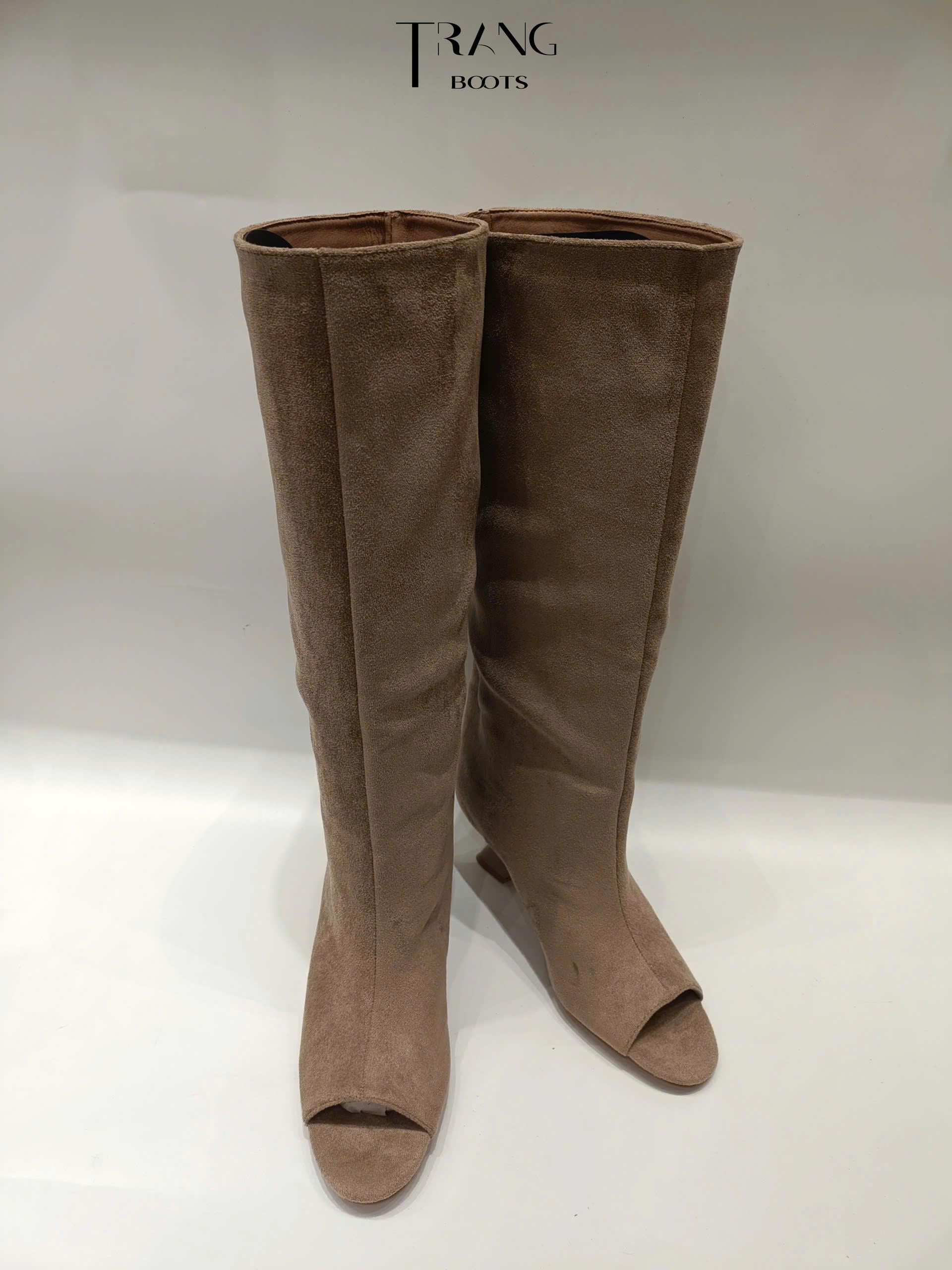 KNEE BOOTS DA LỘN HỞ MŨI GÓT KHUYẾT